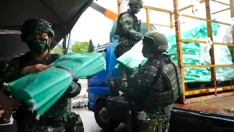 ▲第四作戰區自強41號演習啟動徵用作業，官兵將接收完成的物資搬上運輸車。（圖／第四作戰區提供）