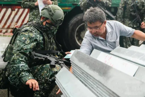 ▲官兵與民眾共同清點物資，國軍未來將持續透過各型態的演訓深化全民防衛觀念。（圖／第四作戰區提供）