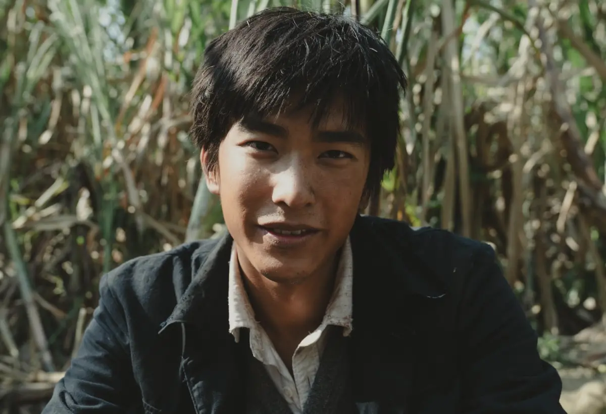 ▲曾敬驊在《大濛》超前導預告中只講了一句台詞，卻讓觀眾感到鼻酸，該片耗資近億呈現過去台灣的風貌，片中也有濃烈的感情，讓人期待。（圖／華文創提供）