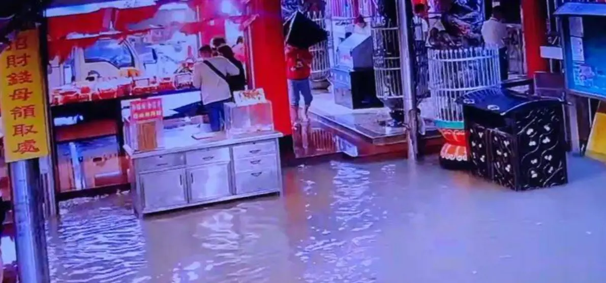 ▲竹山鎮紫南宮中午前後突遭暴雨襲擊，短短10分鐘內積水暴漲，廣場水深一度達20公分。（圖／翻攝畫面）