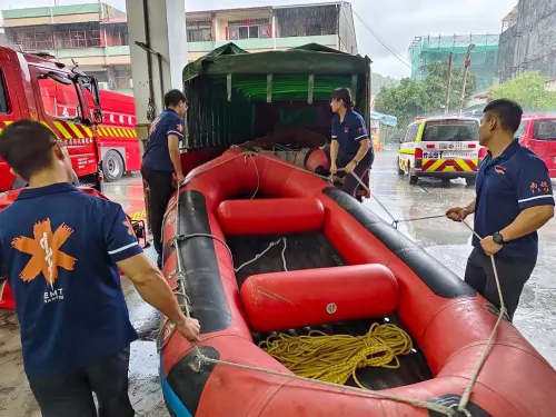 ▲南投縣府今（9）日整備水患救援器材，以防古坑堰塞湖潰決。（圖／南投縣府提供）