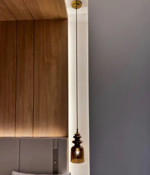 ▲日本飯店方解釋，因為房間採用的是設計師款吊燈，所以費用較高。（圖／翻攝FB爆料公社）