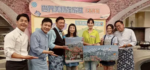 張本渝(左四)上節目分享為遠距男友下廚、製作冷凍菜包寄海外的甜蜜日常。(圖/大愛電視提供) ▲張本渝(左四)上節目分享為遠距男友下廚、製作冷凍菜包寄海外的甜蜜日常。(圖/大愛電視提供)