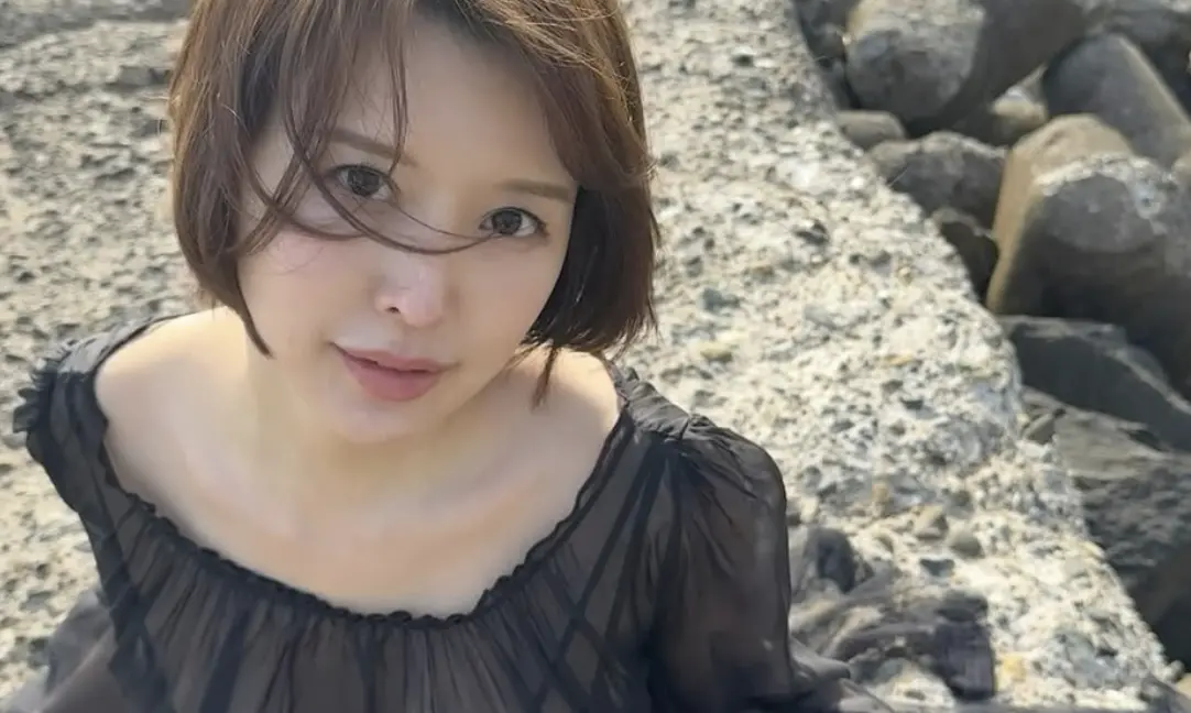▲日本人氣AV女優葵司（葵つかさ）已經10個月沒有推出新作品，近日她宣布舉辦「最初與最後的寫真展」，被粉絲認為是在為她引退AV界鋪路。（圖／葵司IG）