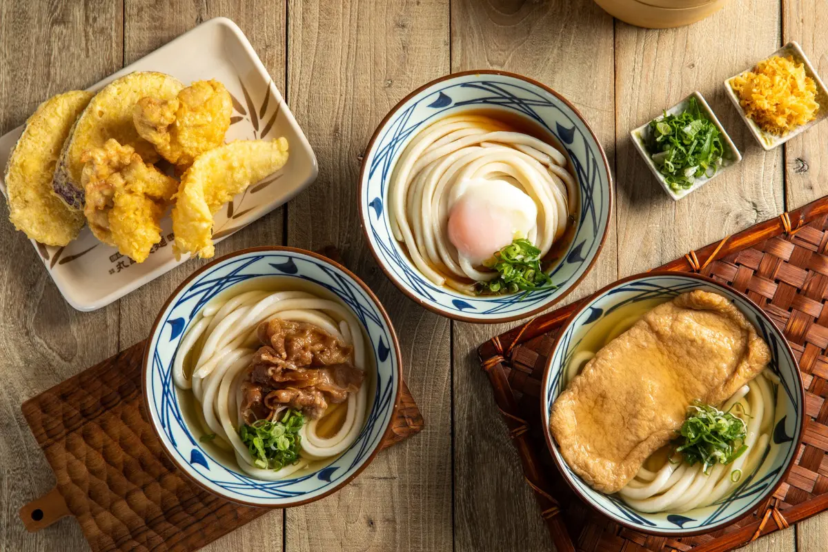 ▲7月筷吃丸亀日，全台門市點炸物憑優惠券爽吃99元牛肉烏龍麵！加碼「免費吃豚骨烏龍麵」。松屋牛燒肉增量週，套餐「免費燒肉增量25%」白飯也升級；金子半之助「加10元多一隻鳳尾蝦」美食優惠一覽。（圖／翻攝自丸亀製麵FB）