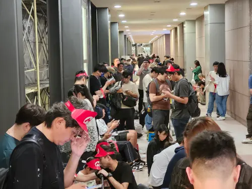 ▲Switch 2 開賣，眾多人潮湧入新光三越 A11 ，午夜時分約有200多位民眾到場夜排。（圖／記者吳翊緁攝）