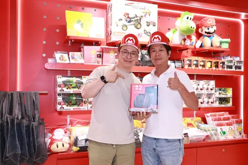 ▲Switch 2 在台灣開賣，台灣任天堂董事長松本浩之（左）也到場和玩家一同見證。（圖／記者吳翊緁攝）