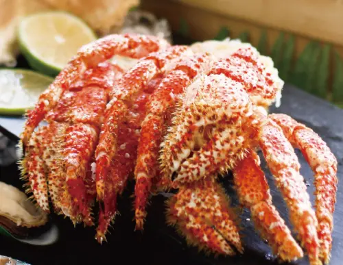 ▲「阿力海百匯餐廳」的招牌菜包含雪蟹腳、花蟹、生蠔等海鮮。（圖／翻攝台南桂田臉書）