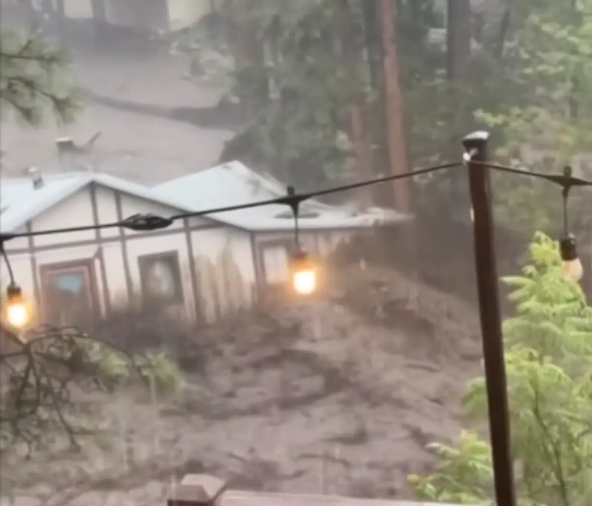 ▲美國新墨西哥州的Ruidoso爆發洪災，有房屋被整棟沖走。（圖／截取自影片）