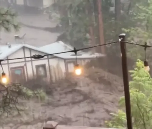 影／不只德州爆洪災！新墨西哥州房屋被整棟沖走　至少3死含兒童
