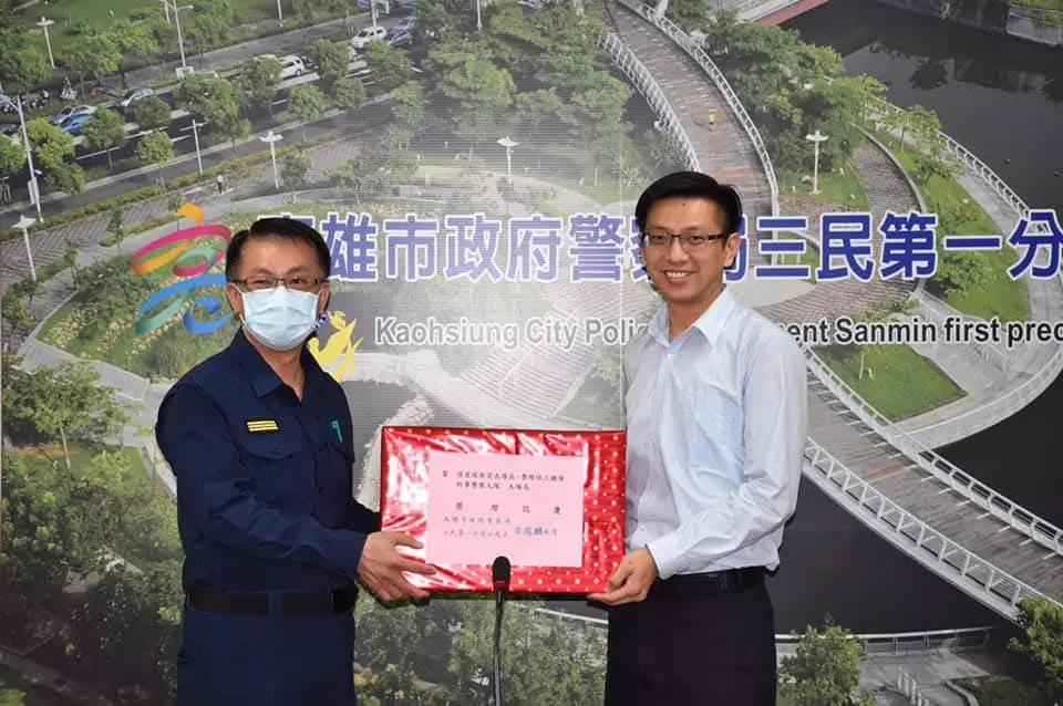 ▲刑事局南部打擊犯罪中心偵八大隊大隊長徐宏杰（右）涉嫌貪污案，士林地檢署複訊諭令50萬元交保。（圖／翻攝臉書）