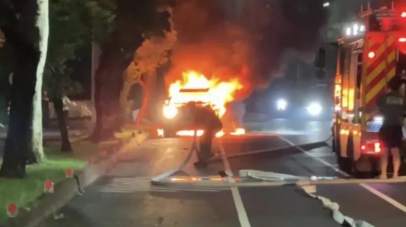 ▲台東縣議員楊秋珍碰上火燒車事故。(圖/翻攝畫面)