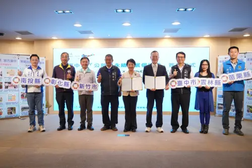 盧秀燕簽署「永續倡議書」 攜手中台灣共創永續未來 ▲盧秀燕市長、簡又新與中台灣區域治理平台六縣市代表合影。(圖/台中市府提供)