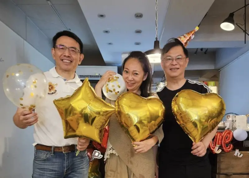 ▲劉寶傑（左1）卸下主持了18年的政論節目《關鍵時刻》主持棒，上個月底現身黃世聰（右1）的生日派對，看起來相當清爽，和節目中的形象差很大。（圖／翻攝自臉書）