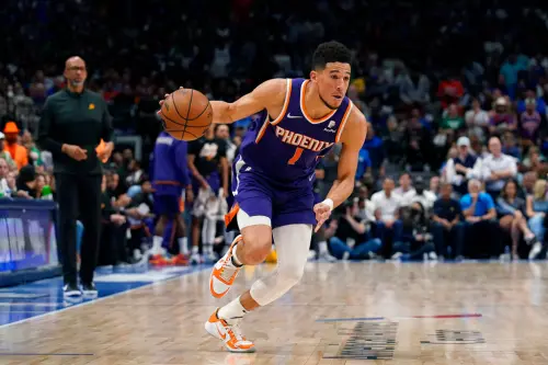 ▲根據《ESPN》記者Shams Charania報導指出，鳳凰城太陽與Devin Booker將簽下一份2年1.45億美元的提前續約，打破NBA歷史提前續約年薪紀錄，同時也確立了Booker球隊核心地位。（圖／美聯社／達志影像）