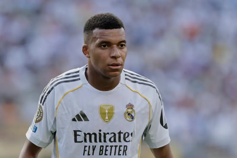 ▲世俱盃四強巴黎聖日耳曼以4：0橫掃皇家馬德里，姆巴佩（圖中者）首度對戰老東家，但最終搶盡風頭的卻是他的法國國家隊隊友登貝萊（），後者很有機會角逐這一屆金球獎。（圖／美聯社／達志影像）