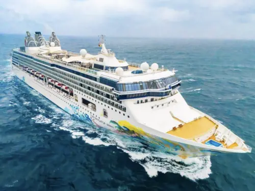 郵輪之旅主打基隆出發過暑假,限量優惠倒數中。圖為麗星郵輪探索星號。(圖/啟示整合行銷) ▲郵輪之旅主打基隆出發過暑假,限量優惠倒數中。圖為麗星郵輪探索星號。(圖/啟示整合行銷)