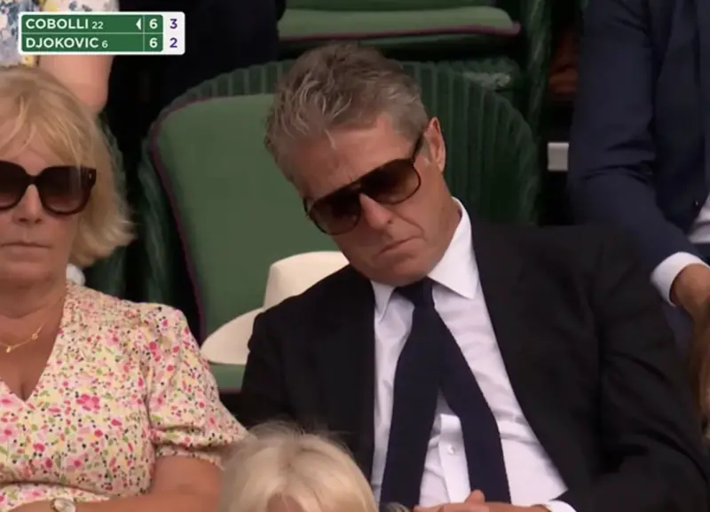 ▲休葛蘭坐在溫布頓網球賽會場只能受邀才可進入的「皇室包廂」，卻被電視轉播的鏡頭拍到在打瞌睡，引發網球迷的不滿，有人怒轟他不配坐在那麼好的位子，也有人對他冷嘲熱諷。（圖／摘自ESPN）