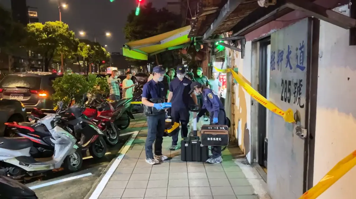 ▲警方偵辦毒品源頭，前往艋舺大道這間檳榔攤時，在裡面發現一具遭虐身亡的男子屍體，屋內睡覺的少年坦承犯案。（圖／翻攝畫面）