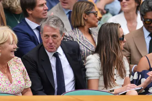 ▲休葛蘭（左二）去看溫布頓網球賽，坐在有錢也買不到、只能受邀入座的「皇室包廂」，剛開始精神還可以，還能夠跟人聊天。（圖／美聯社／達志影像）