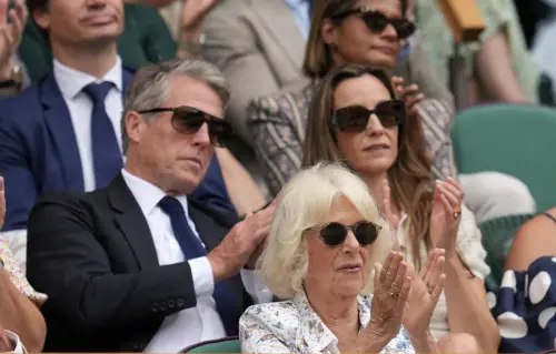 ▲休葛蘭（後排左）在「皇室包廂」的座位，剛巧就在英國王后卡蜜拉（前中）的正後方，很難不被注意。（圖／美聯社／達志影像）