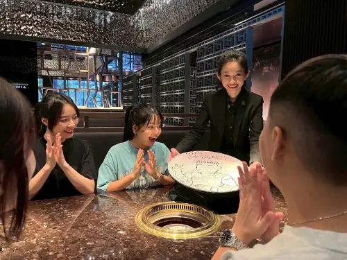 ▲鍋烤霸主推「UMAI鍋烤感謝祭」， 享美食還能抽機票及萬元套餐，壽星享有招待特調及畫版服務。（圖／業者提供)