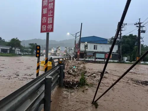 ▲台東大武往尚武，過中油、台朔油後100公尺左右溪水暴漲。（圖／台東大小事(114年)臉書）