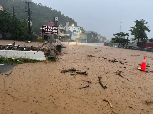 ▲台東大武往尚武，過中油、台朔油後100公尺左右溪水暴漲。（圖／台東大小事(114年)臉書）