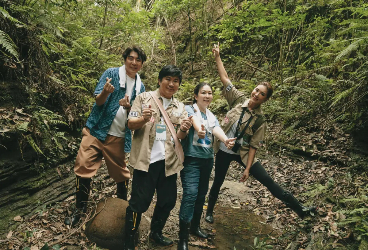 ▲胡瓜（左二）與小禎（右一）在《胡來旅行社》安排上山找錢幣的行程，梁赫群（左一）與張秀卿（右二）體驗後發現意外的比想像中辛苦。（圖／客家電視台提供）