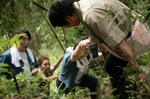 ▲胡瓜(右一)回頭去照顧張秀卿(右二),展現溫暖體貼的一面。(圖/客家電視台提供) ▲胡瓜(右一)回頭去照顧張秀卿(右二),展現溫暖體貼的一面。(圖/客家電視台提供)