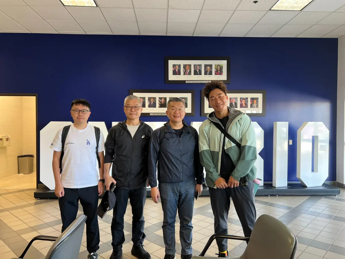 ▲中職會長蔡其昌（右2）、郭泓志（右1）、秘書長楊清瓏（左2）、聯盟國際組同仁（左2）抵達美國，將與3位台美混血球員會面。（圖／取自蔡其昌臉書）