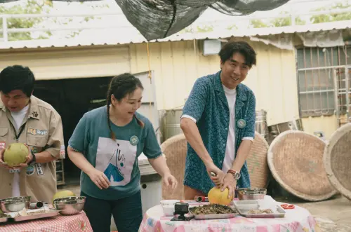 ▲胡瓜(左起)、張秀卿、梁赫群體會製作酸柑茶。(圖/客家電視台提供) ▲胡瓜(左起)、張秀卿、梁赫群體會製作酸柑茶。(圖/客家電視台提供)