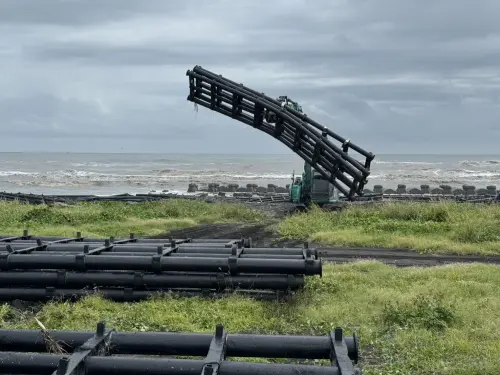 ▲能源署強調，海上浮台無發電行為，預計於48小時內完成清除。圖為前幾天清運狀況。（圖／經濟部提供）