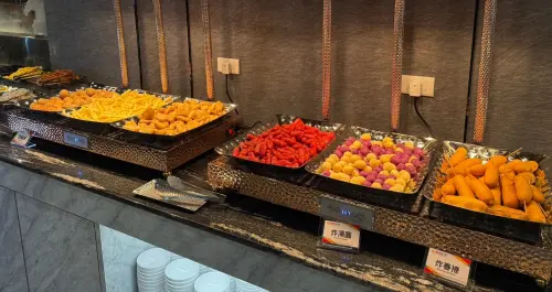 ▲貴族世家板橋旗艦店炸物區應有盡有任你吃,整個自助吧上百道料理任君挑選,首日朝聖的老饕5星好評不斷。(圖/貴族世家官網) ▲貴族世家板橋旗艦店炸物區應有盡有任你吃,整個自助吧上百道料理任君挑選,首日朝聖的老饕5星好評不斷。(圖/貴族世家官網)