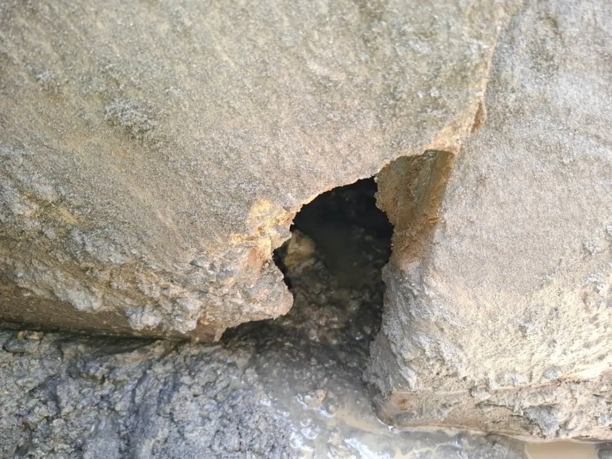 ▲水利局自主檢查發現鼓山區日昌路中間雨水涵管多處錯位及破洞，有路面下陷風險，經獲中央災修補助1,800萬元，預計今年12月底前完工。（圖／高市府水利局提供）