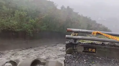 ▲霧台鄉大武村對外連絡橋梁遭沖毀，村民受困。（圖／霧台大武村長麥庸正提供）