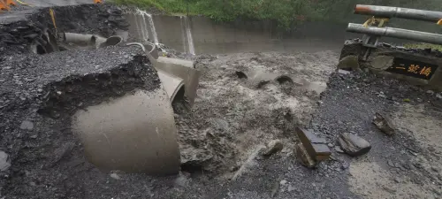 ▲霧台鄉大武村對外連絡橋梁遭沖毀，村民受困。（圖／霧台大武村長麥庸正提供）
