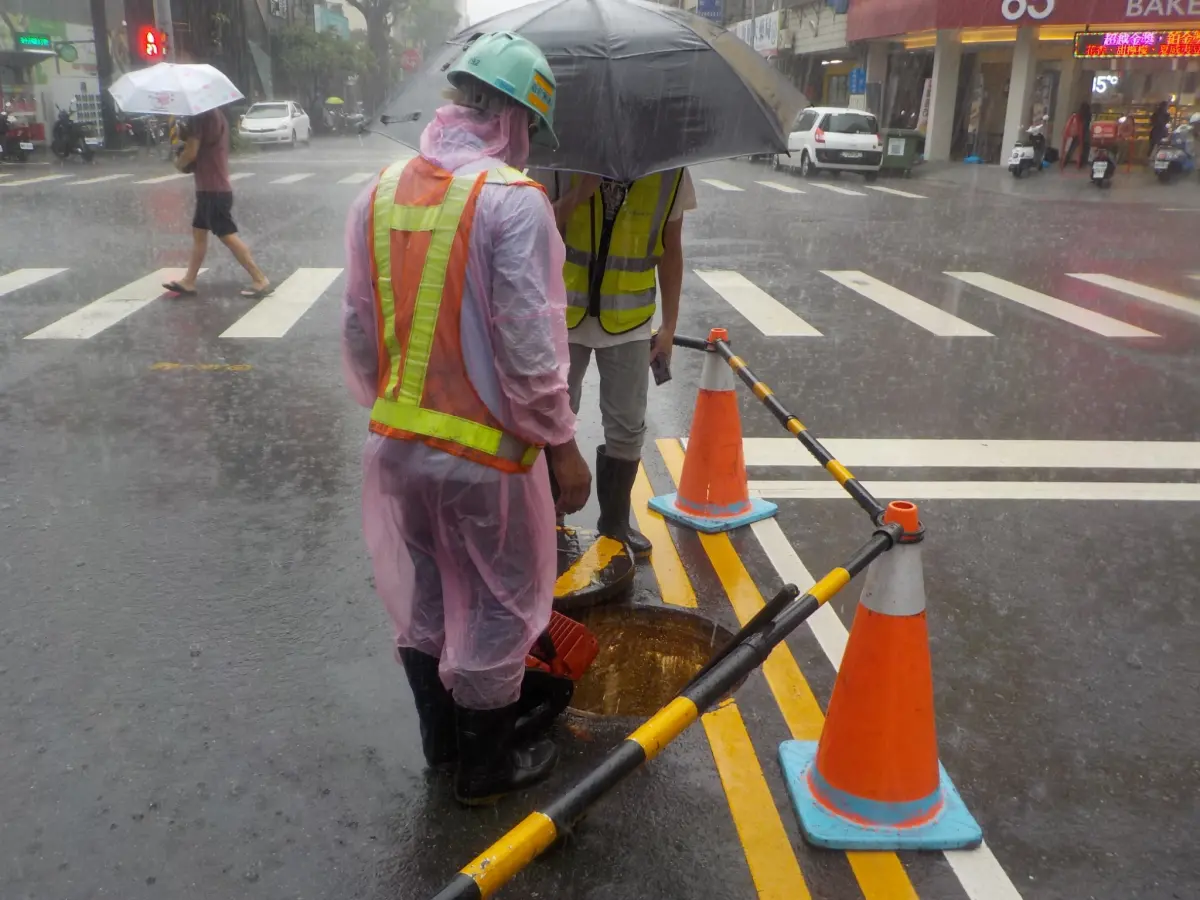 ▲維護人員開啟雨水孔蓋(圖／水利局提供2025.7.10)