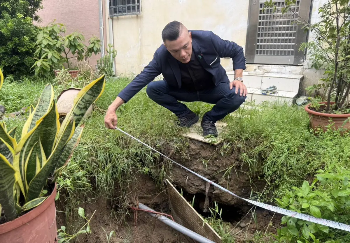 ▲台中市大里區仁美公園雨後疑似地基掏空，出現深1公尺的天坑。（圖／市議員江和樹提供，2025.07.09）