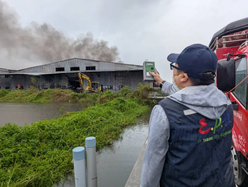 ▲台南市七股區配線器材廠KSS「凱士士」廠房今凌晨火警，環保局提醒，位於七股、佳里區等下風處居民，要慎防汙染物質。（圖／南市府環保局）