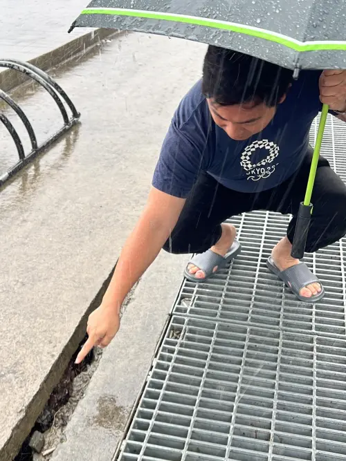 台中連日雨多處地基掏空 大里仁美公園天坑再現 ▲台中市太平區「赤崁頂觀景平台」疑似地基掏空出現長達15公尺的巨大裂縫。(圖/市議員蔡耀頡提供,2025.07.09)