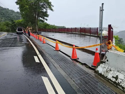 台中連日雨多處地基掏空 大里仁美公園天坑再現 ▲中市府在赤崁頂平台拉上封鎖線。(圖/市議員蔡耀頡提供,2025.07.09)