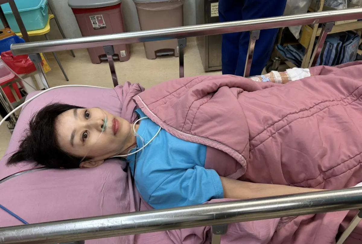 ▲以《繞著地球跑》走紅的64歲主持人李秀媛，近日因騎車和後方機車撞在一起，造成脫臼和輕微骨裂，已經進醫院診治，並向外界報平安。（圖／摘自李秀媛FB）