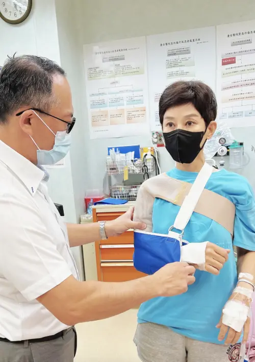 ▲李秀媛（右）騎車出車禍受傷後進醫院診療，已做好包紮。（圖／摘自李秀媛FB）