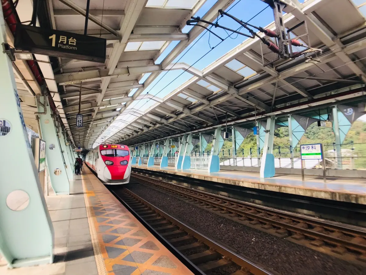 ▲汐科商圈因有火車交通優勢，很受購屋族群青睞。（圖／信義房屋提供）