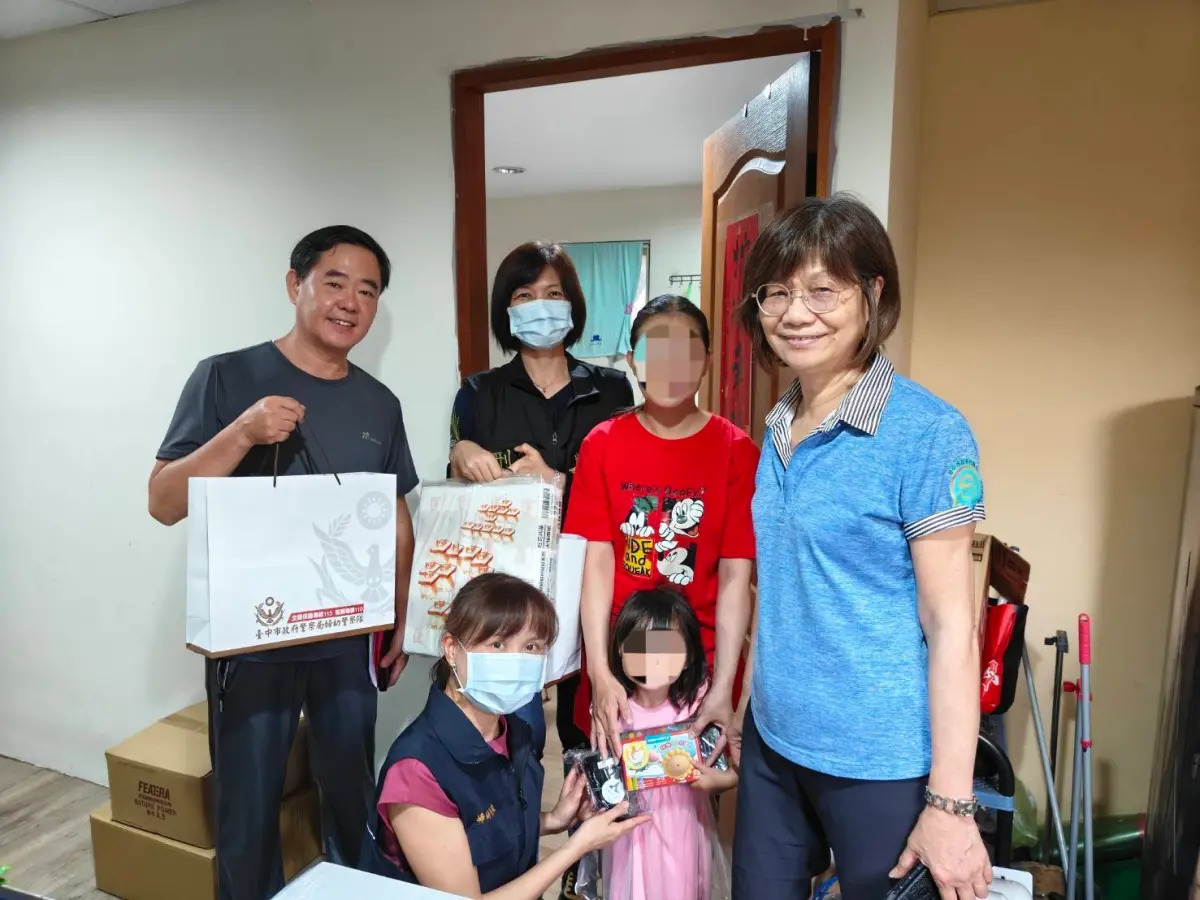▲高員與婦幼隊同事購買民生用品供母女二人應急，並主動聯繫當地廖姓里長給予協助。（圖/記者鄧力軍翻攝）