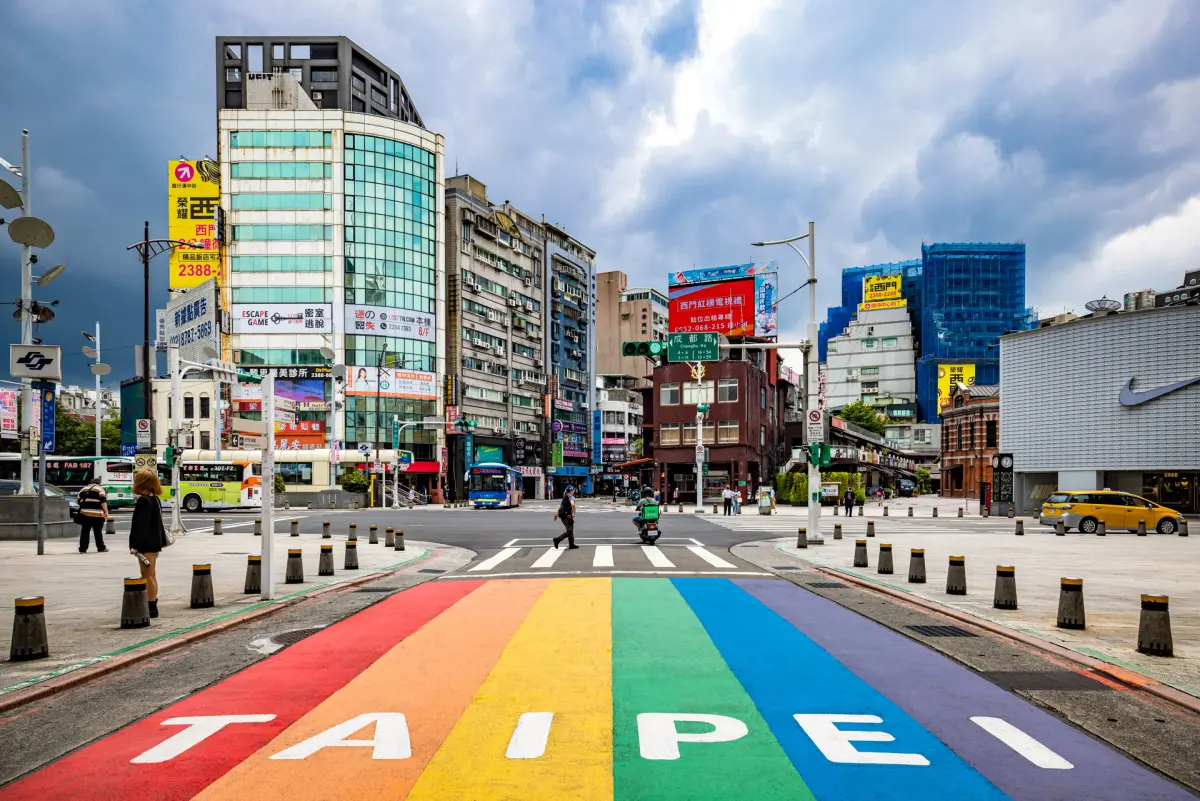 ▲西門町彩虹地景相當知名，卻有民眾意外發現其突然被塗黑，台北市觀傳局也出面回應改變原因了。（圖／台北旅遊網）
