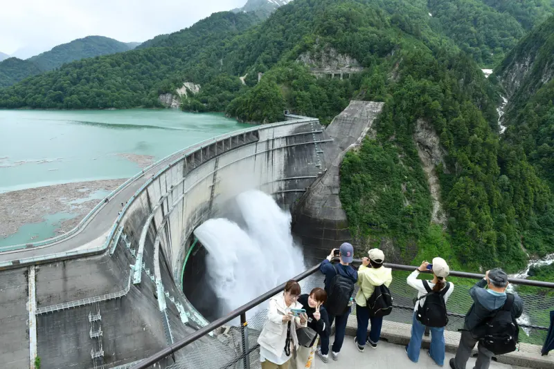 地球歪了？人類近200年蓋逾6800水壩　蓄水重量讓兩極位移約1公尺