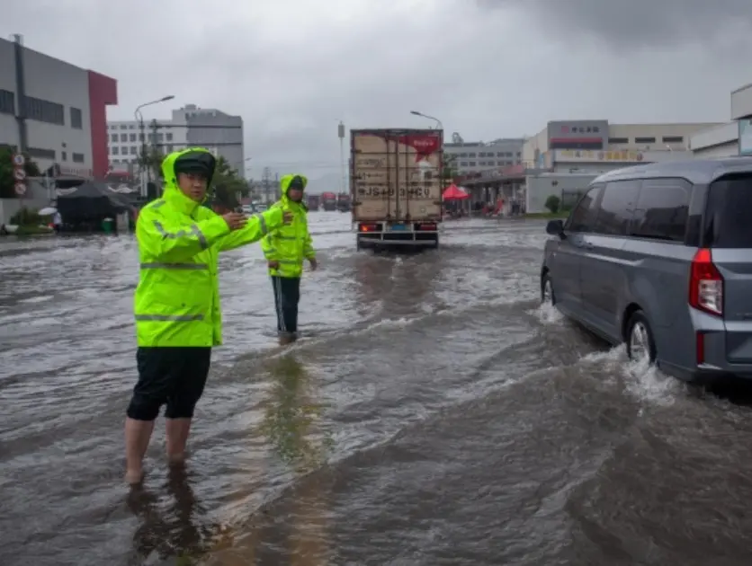 ▲丹娜絲颱風登陸浙江後減弱為熱帶性低氣壓，但殘留雲系持續影響中國南方省份，造成淹水災情。(圖／翻攝自新華社)