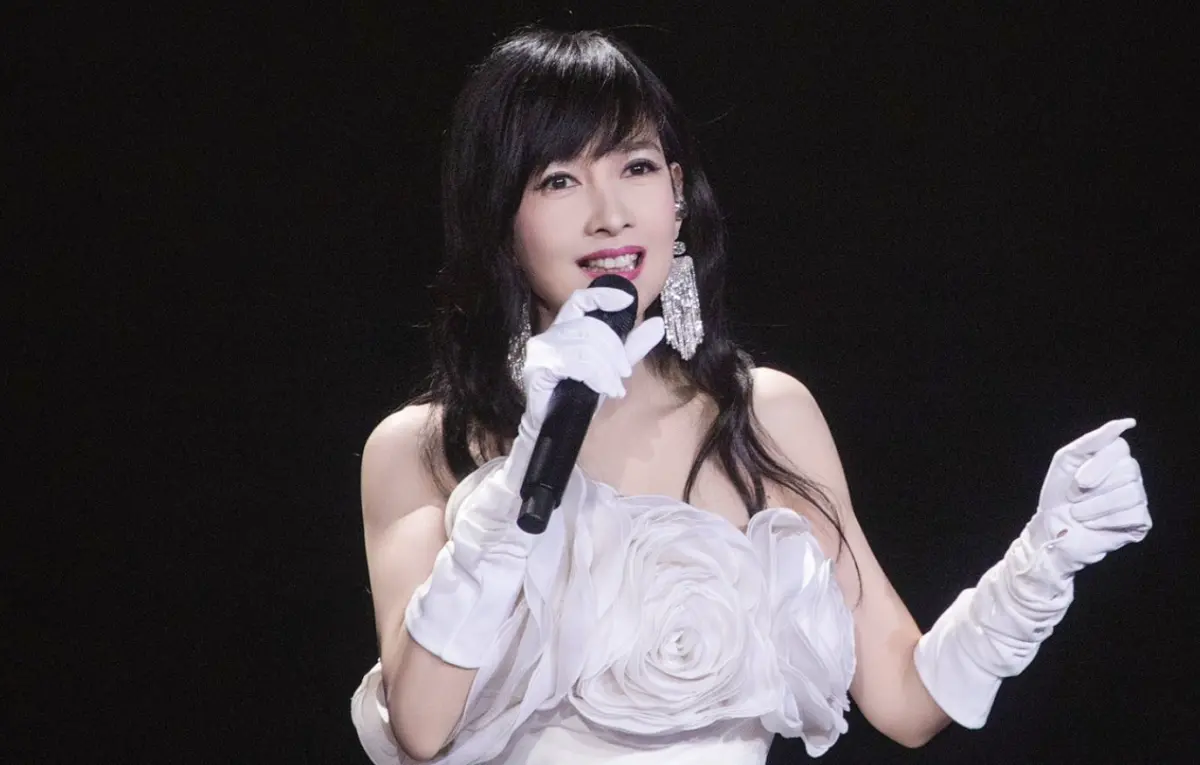 ▲周慧敏（如圖）為何愛上倪震？她曾在一封聲明中寫道：「沒有倪震，成就不了今天的周慧敏」，認為是倪震的陪伴和照顧才有今日的她，因此即便被劈腿，周慧敏也護航倪震，稱與他相愛此生無憾。（圖／周慧敏臉書）